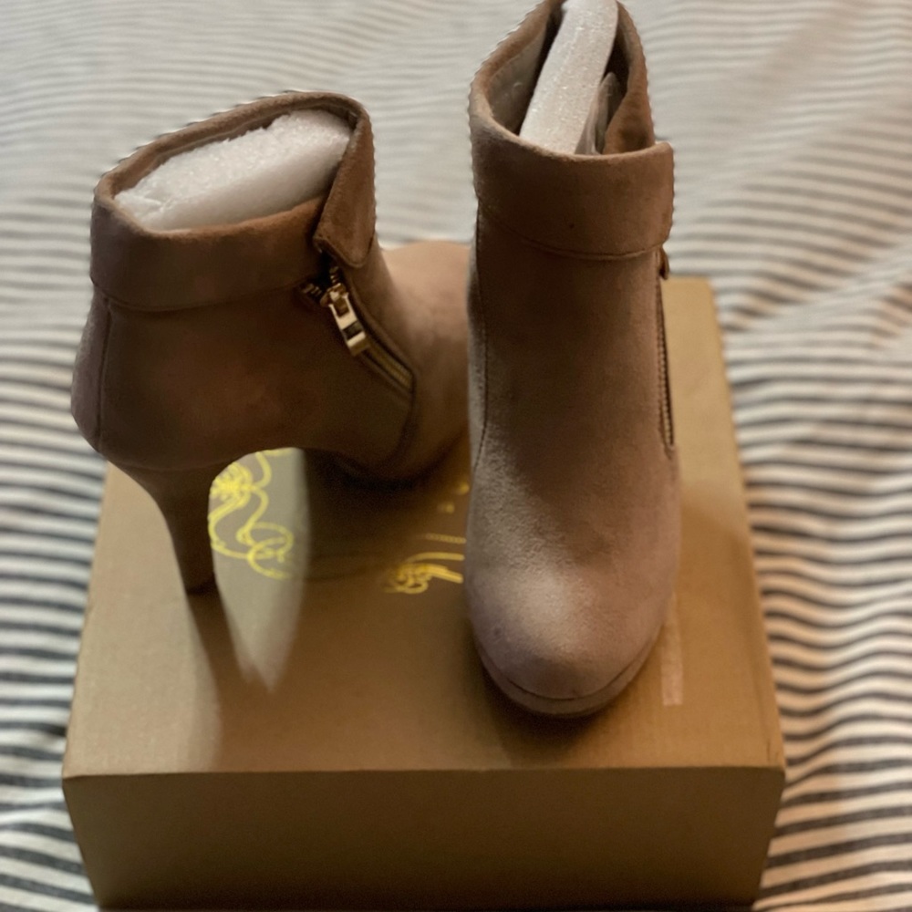 Brand new in box. Trends. Size US 6.5 women. - Picture 8 of 15